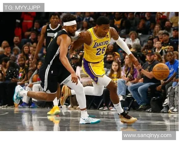 湖人对阵灰熊首场较量精彩回顾与赛后分析